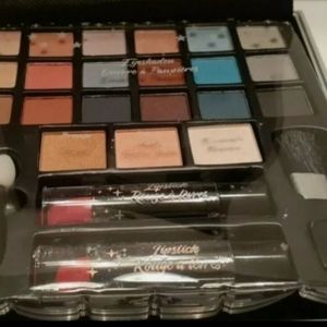 COSMETIC TRAVEL TRAIN CASE